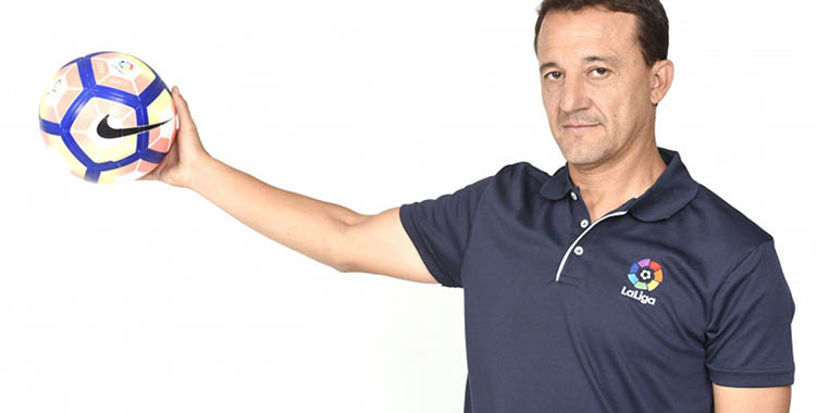 César Sánchez posando con el balón de la Liga durante su etapa como director deportivo del Valencia.