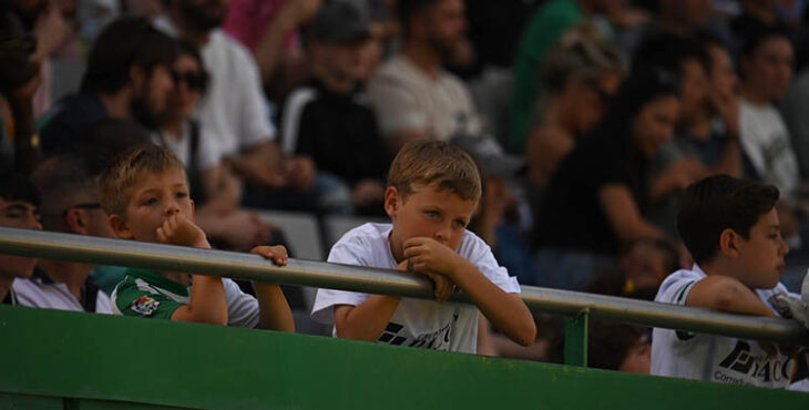 Tristeza. Tres jóvenes cordobesistas muestras su pesar ante la derrota del Córdoba.