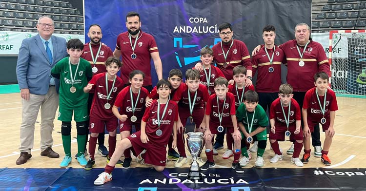 Córdoba alevín posa con su trofeo de subcampeón andaluz. Foto: RFAF