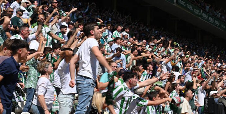 La afición cordobesista vibrando con su equipo ante el Málaga.