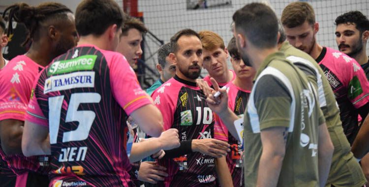 José Cuenca escuchando junto a sus compañeros las instrucciones de Paco Bustos.