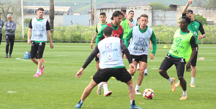 Adri Castellano podría viajar a Valdebebas tras verlo entrenar esta semana como en esta jugada encimando a Diarra.