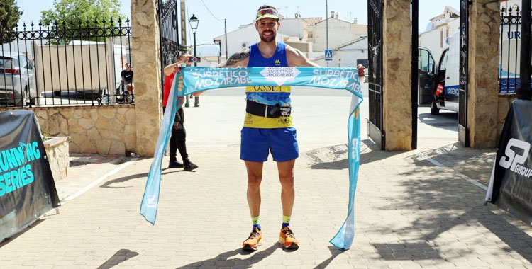 Antonio José Poyato en meta tras vencer en la Maratón Subbético Mozárabe 2024. Foto: GDR Subbética