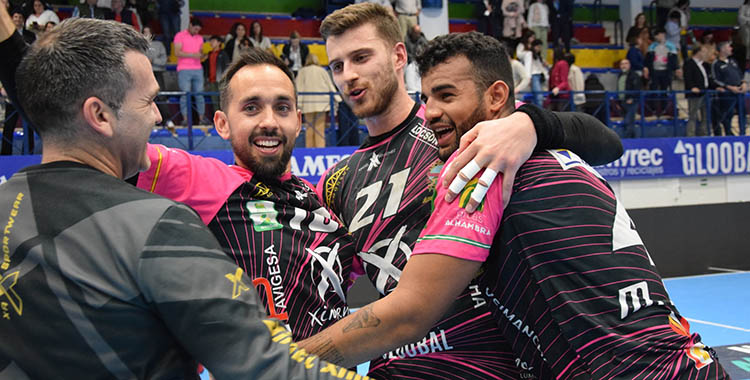 Al mal tiempo buena cara. De Hita, Cuenca, Sousa y Marcio Silva esperan apalabrar la salvación virtual este domingo ante la Nava.