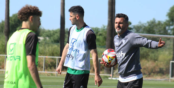 Iván Ania dando instrucciones a Simo y Albarrán.