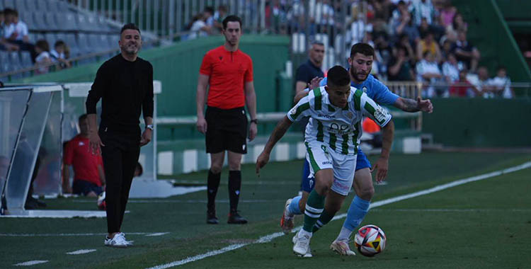 Iván Ania desgañitándose en la banda siguiendo el juego ante el Alcoyano.