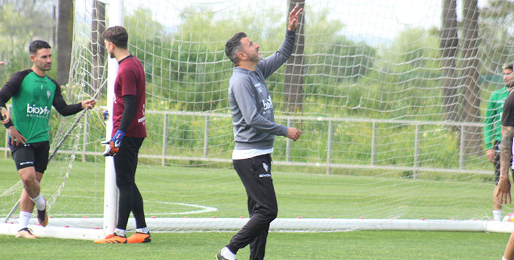 Iván Ania bromeando con sus jugadores.Iván Ania bromeando con sus jugadores.