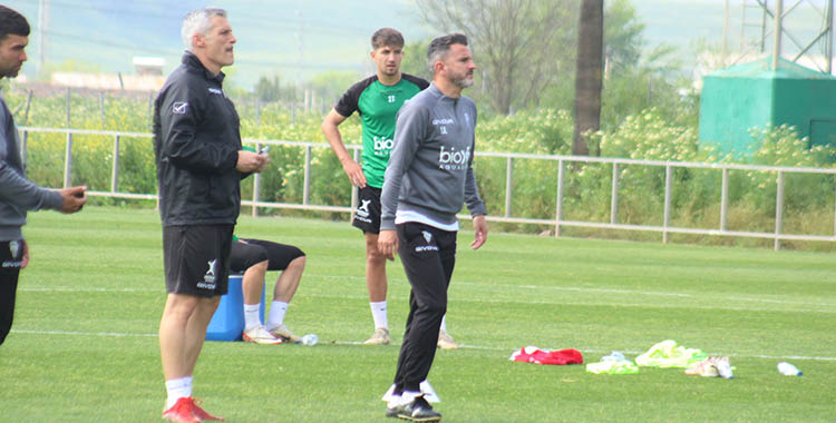 Iván Ania siguiendo el entrenamiento de sus hombres.