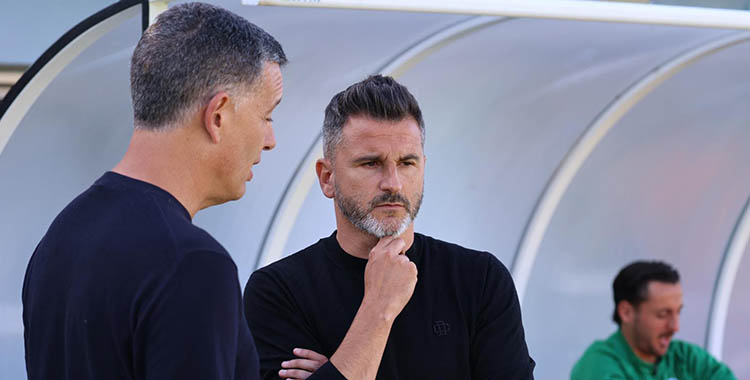 Iván Ania departiendo con el técnico del Intercity Sandroni.