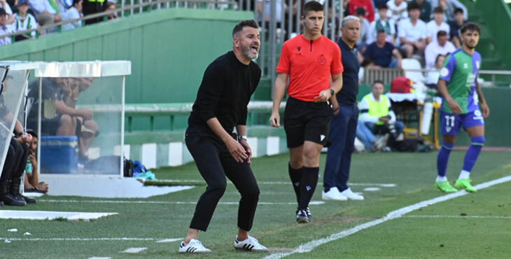 Iván Ania desgañitándose en la banda con Sergio Pellicer al fondo.