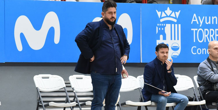 Josan González, brazos en jarra, sigue las evoluciones de su equipo. Foto: Movistar Inter