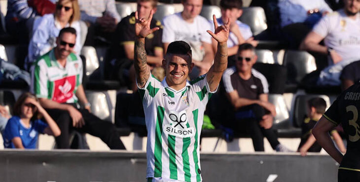 Kuki Zalazar celebrando su gran gol que sentenciaba el partido ante el Intercity.