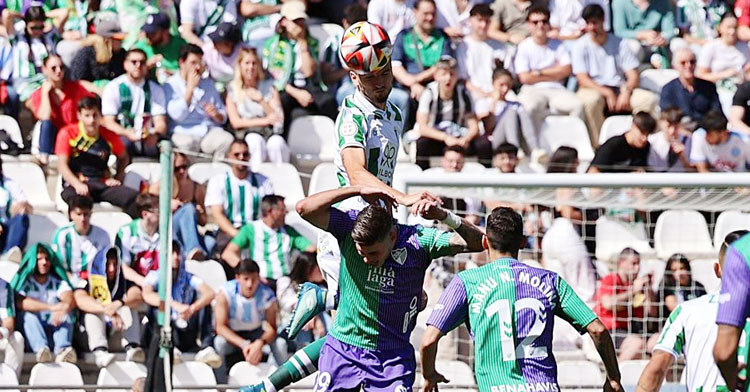 Lapeña ganándole en un salto a Roberto. Foto: CCF