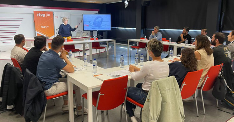 Lourdes Mohedano y otros exdeportistas en el taller de RTVE. Foto: Fundación Blanca