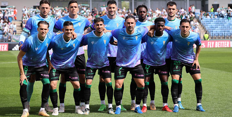 El once inicial del Córdoba CF en el Alfredo Di Estéfano con Martínez y las camisetas en apoyo a la Asociación de Autismo Córdoba.