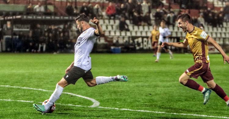 Chuma prepara el primer gol del Mérida ante Lapeña. Foto: AD Mérida