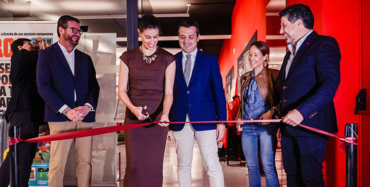 Lourdes Mohedano inaugurando el Museo de Leyendas del Deporte en El Arcángel junto al alcalde, entre otras autoridades.