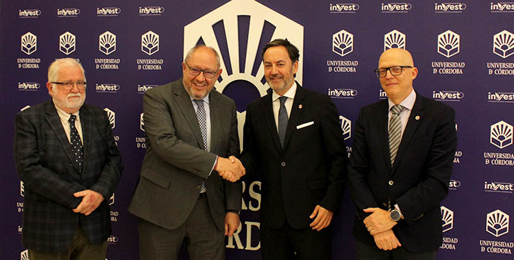 Antonio Fernández Monterrubio estrechando su mano con el rector de la Universidad de Córdoba, Manuel Torralbo.
