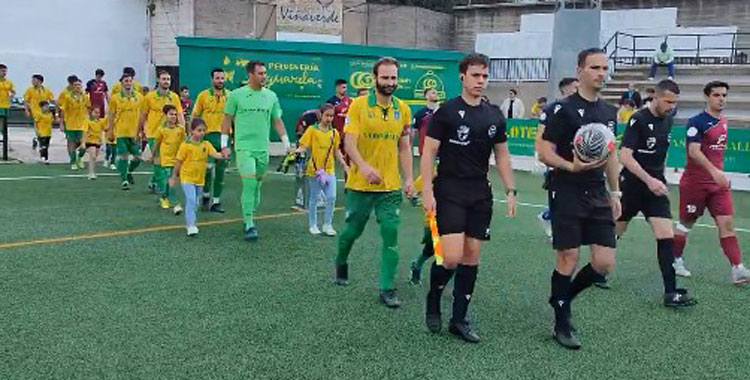 Los jugadores auriverdes saltando al campo junto a los del Tomares. Imagen: Montilla CF