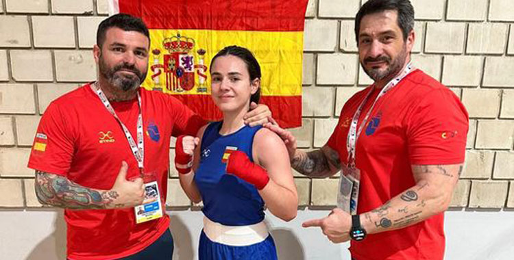 Noelia Gutiérrez junto a su equipo en Croacia. Foto: Federación Española de Boxeo