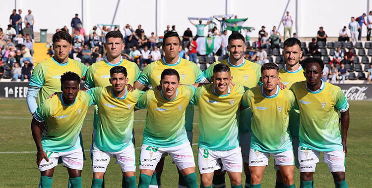El once del Córdoba CF en su estreno en el Antonio Solana de Alicante ante el Intercity, luciendo la camiseta de la Asociación Alzheimer de Córdoba.