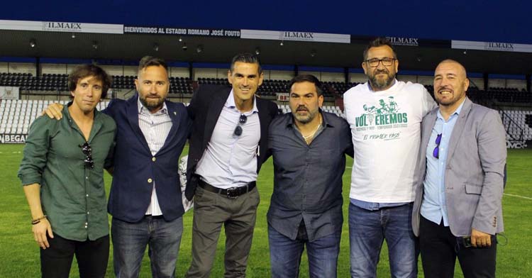 Rafael Herrerías y David Ortega con otros miembros de la dirección deportiva en el ascenso de Mérida de 2022. Foto: CCF