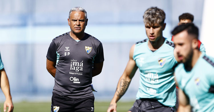 Sergio Pellicer observa el trabajo de sus jugadores. Foto: Málaga CF