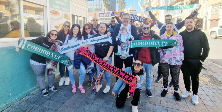 Aficionados del Córdoba, entre ellos integrantes de la Peña Museo Blanquiverde, de reciente creación, en un desplazamiento esta temporada. Foto: Museo Blanquiverde
