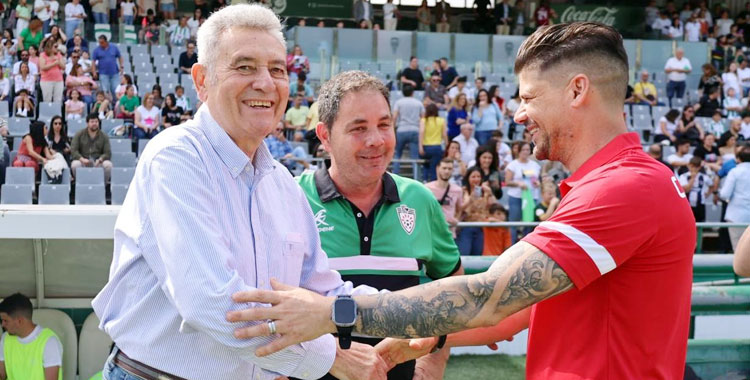 Pepe Escalante ejerció de entrenador del equipo, regresando por un día al banquillo en El Arcángel. Foto: CCF