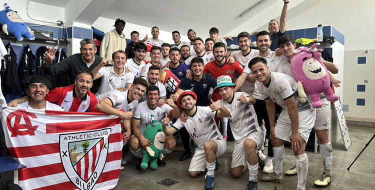 La alegría en el vestuario pozoalbense, con algún curioso infiltrado que sigue de celebración copera. Foto: CD Pozoblanco