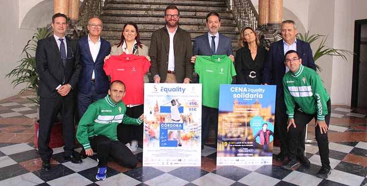 Los distintos representantes de instituciones, con el diputado Antonio Martín, en el centro, presentando la III edición del Circuito Equality Golf Cup en el patio Barroco de la Diputación.