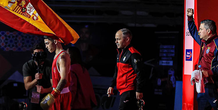 ha conseguido la victoria y con ello entra en semifinales de los Campeonatos de Europa. Su combate contra el armenio Rudolf Garboyan ha sido competido y estratégico, aunque el cordobés ha sabido imponer su inteligencia. Garboyan pronto comprendió que, si se lanzaba a a un ataque abierto, le hacía el juego al español, por lo que esperaba la ofensiva de Lozano, que no caía en la trampa . El deportista armenio lo ha intentado todo, pero un muy centrado Rafa sacaba lo mejor de sí en el tercer y último asalto, certificando el triunfo. Mañana, en semifinales, Ayoub Ghadfa y el propio Rafael Lozano buscarán el pase a la final.