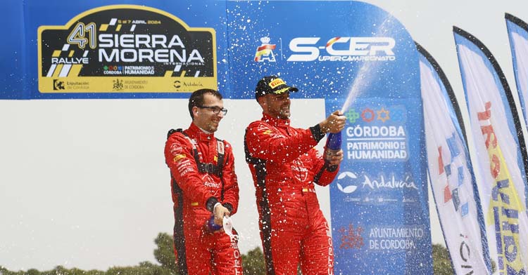 Ruiloba y Hernández celebran su triunfo en el Rally Sierra Morena. Foto: Rally Sierra Morena