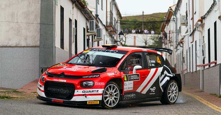 Diego Ruiloba marcando una curva urbana en Villaviciosa. Foto: Rally Sierra Morena