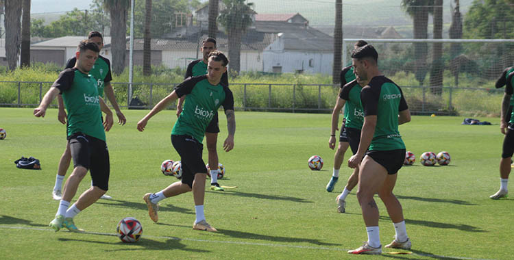 Toril le pasa el balón a Kike Márquez en el rondo con Álex Sala como gato.