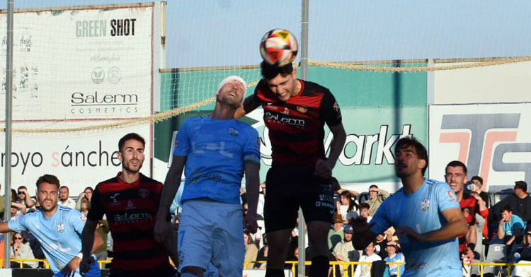 Marcos Pérez pugna por el balón en el derbi con el Salerm. Foto: Tino Navas