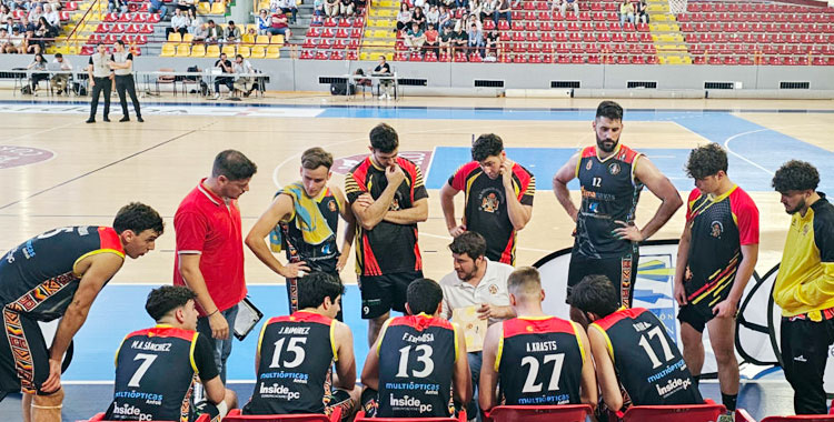 Curro Santaella dando instrucciones a sus jugadores en el partido ante el Coto Córdoba en Vista Alegre. Foto: CP Peñarroya