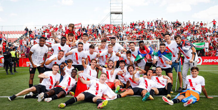 Los chavales sevillistas celebrando su ascenso. Foto: @SevillaFC