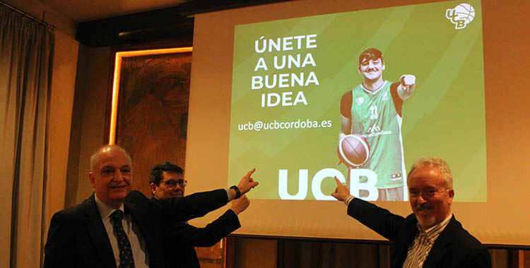 El presidente del UCB Camper Eurogaza, Jaime Aguilera, a la izquierda, señalando su proyecto de ascenso a la LEB Plata junto a sus directivos.