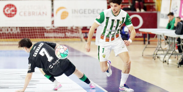 Zequi deja atrás a un rival del Real Betis Futsal. Foto: Córdoba Futsal