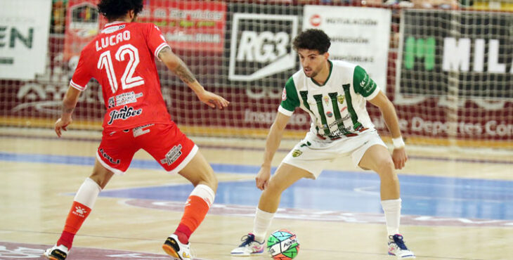 Zequi tratando de tapar a Lucao en el partido del pasado sábado ante el Cartagena. Foto: Córdoba Futsal
