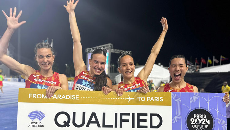 Carmen Avilés celebra junto a sus tres compañeras haber logrado el pasaje para París 2024. Foto: RFEA