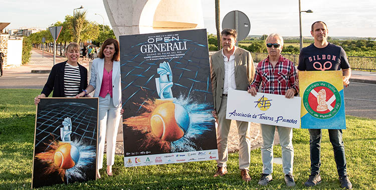 La pintora María José Luque muestra el cartel junto a la alcaldesa, con Manuel Vera, Miguel Caro y el concejal de Deportes, Eduardo López a la izquierda bajo el monumento de entrada a Palma del Río.