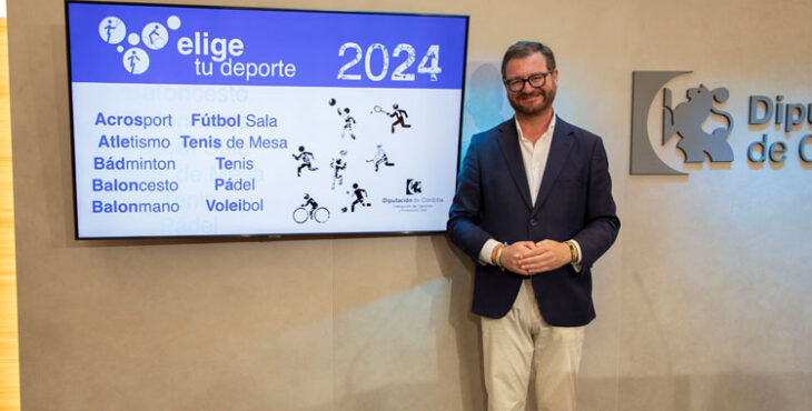 Antonio Martín posando junto a una pantalla con los deportes en liza
