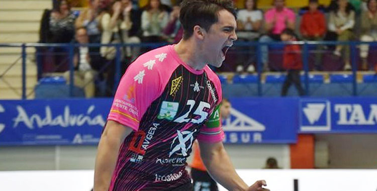 Ferrán López con la elástica pontana. Foto: Club Balonmano Ángel Ximénez