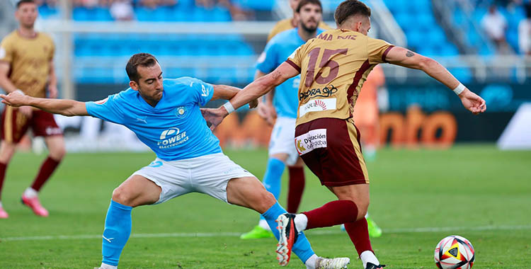Isma Ruiz dejando atrás a un jugador del Ibiza.