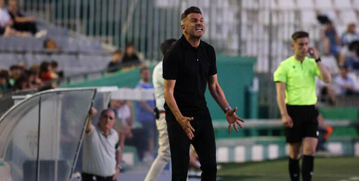 Iván Ania en tensión en un momento del partido ante el Atlético Sanluqueño.