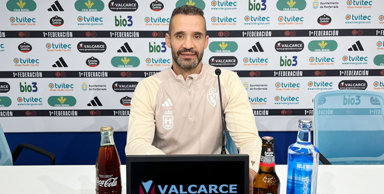 Juanfran en la sala de prensa antes de su rueda de prensa. Foto: SD Ponferradina