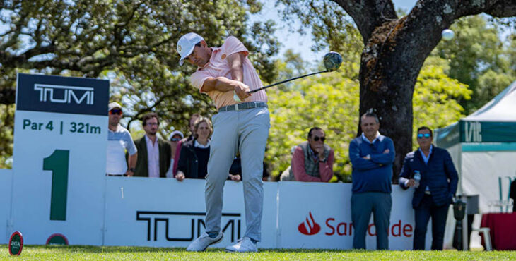 Manuel Quirós saliendo por el tee del hoyo 1.