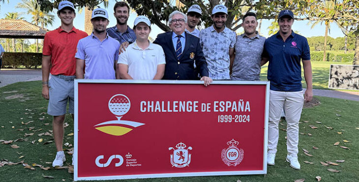 El presidente de la Real Federación Española del Golf, Gonzaga Escuriaza, junto a los componentes del Pro Spain Team, con el cordobés Victor Pastor a la derecha.